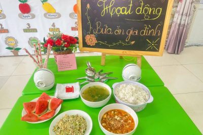 Tổ chức hoạt động ăn trưa: “Bữa ăn gia đình” Lớp B5