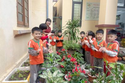 Hoạt động ngoài trời: Bé thăm quan và chăm sóc vườn hoa – Lớp B5