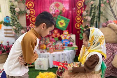 Hoạt động kỹ năng sống: “Bé ứng xử lịch sự khi nhận lì xì Tết” – Lớp A5