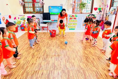 Hoạt động phát triển vận động: Lăn bóng về phía trước – Lớp A2