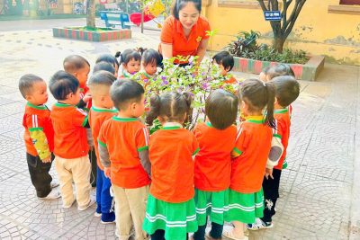 Hoạt động ngoài trời của các bé – Lớp C2